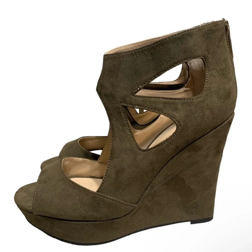 GUESS wedges olive green faux suede peep toe cutout shoes size 8.5